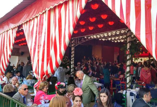 Las casetas son las casas de miles de sevillanos durante la Feria