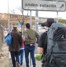 Viajeros caminando hacia Santa Justa