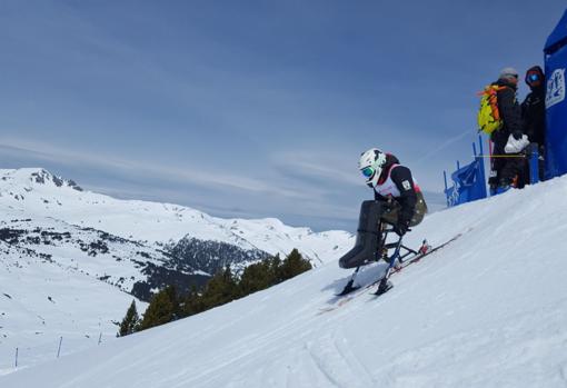 El sevillano, saliendo a competir en su silla de esquí adaptado