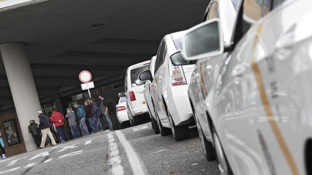 Condenado un taxista por «vigilar y perseguir reiteradamete» a un conductor de VTC en Sevilla
