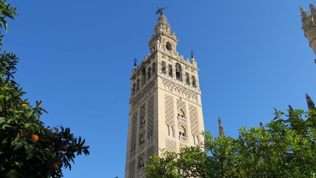 La restauración de la cara oeste revela que la Giralda era roja al completo cuando se construyó