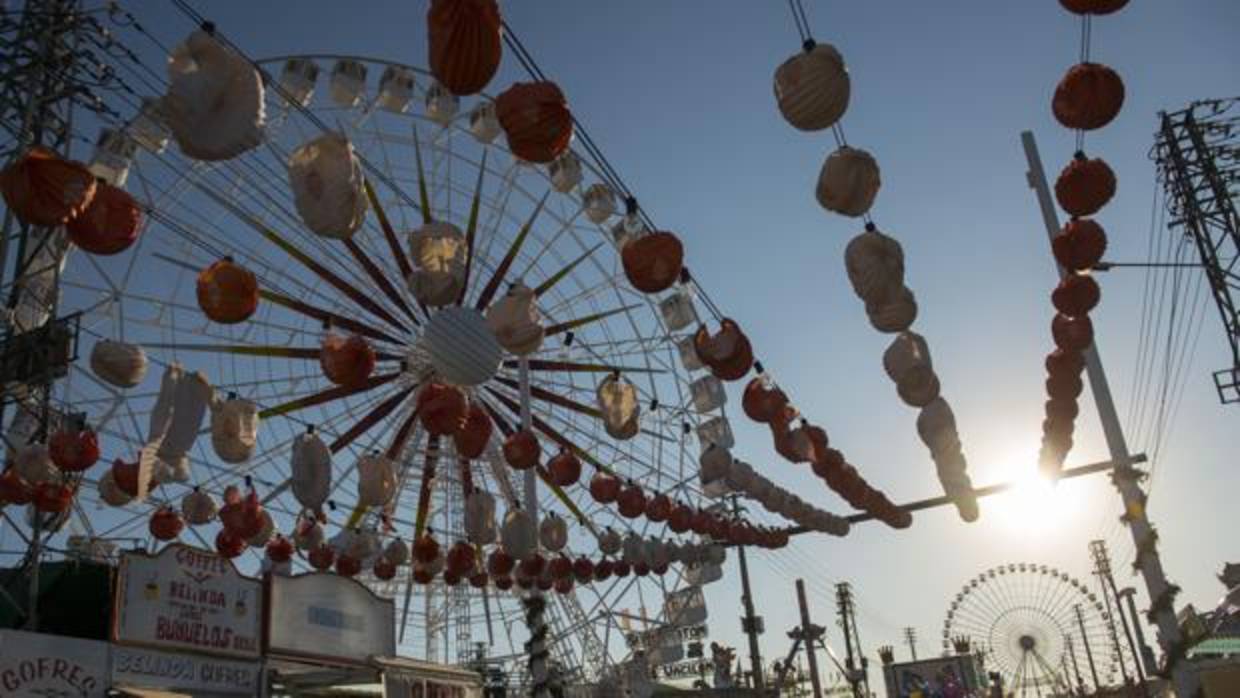 Farolillos dañados por la lluvia en el Real de la Feria