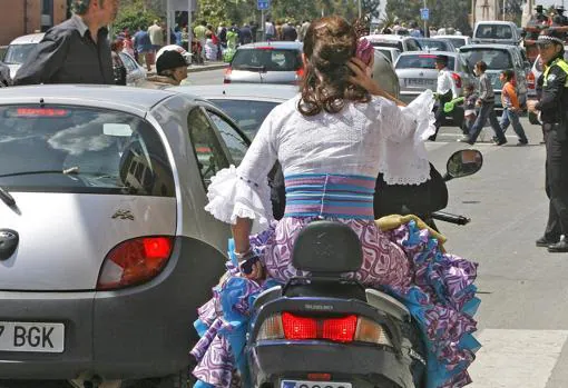 Mujer vestida de flamenca en moto