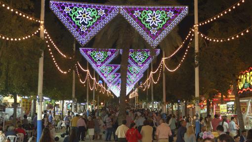 Una de las engalanadas calles de la feria carmonense