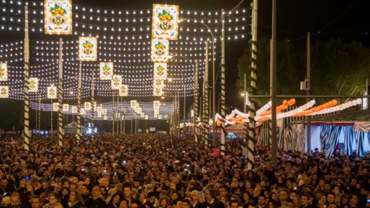 Miles de personas asistieron a la inauguración de La Feria de Abril de Sevilla