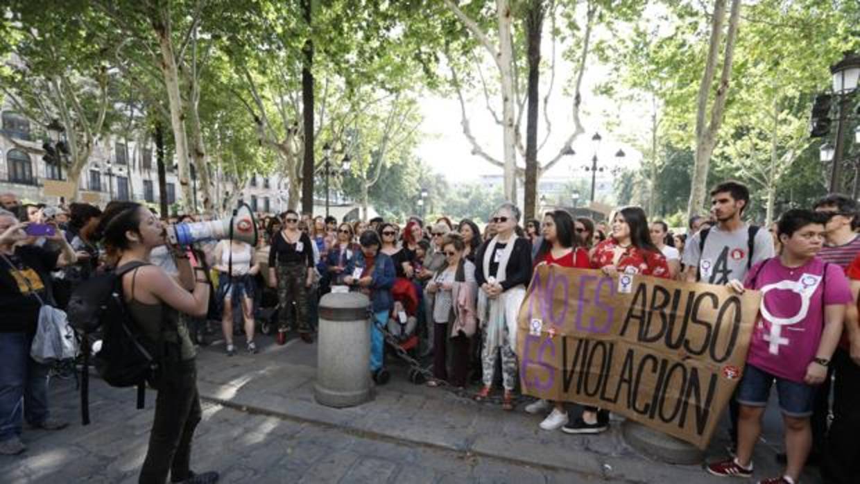 Casi un millar de personas se han concentrado en la Plaza Nueva de Sevilla contra la sentencia de «la Manda»