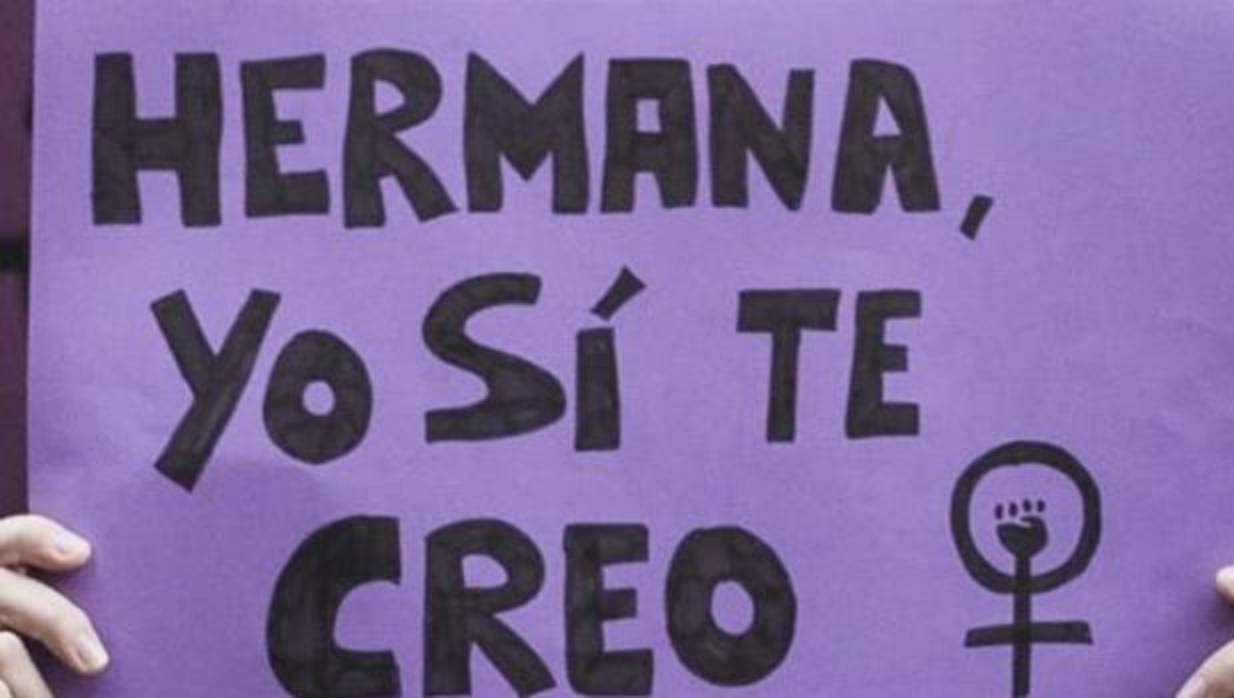 Numerosos medios de comunicación esperan en el exterior del Palacio de Justicia de Navarra