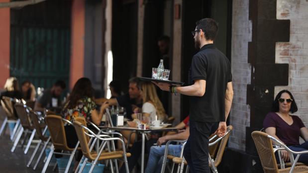 Camarero o comercial, el perfil laboral más contratado por los negocios en la ciudad de Sevilla