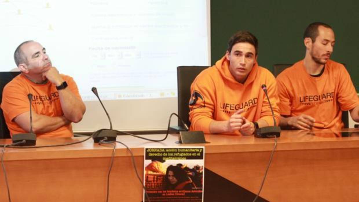 Los tres bomberos profesionales sevillanos, voluntarios de la ONG Proemaid