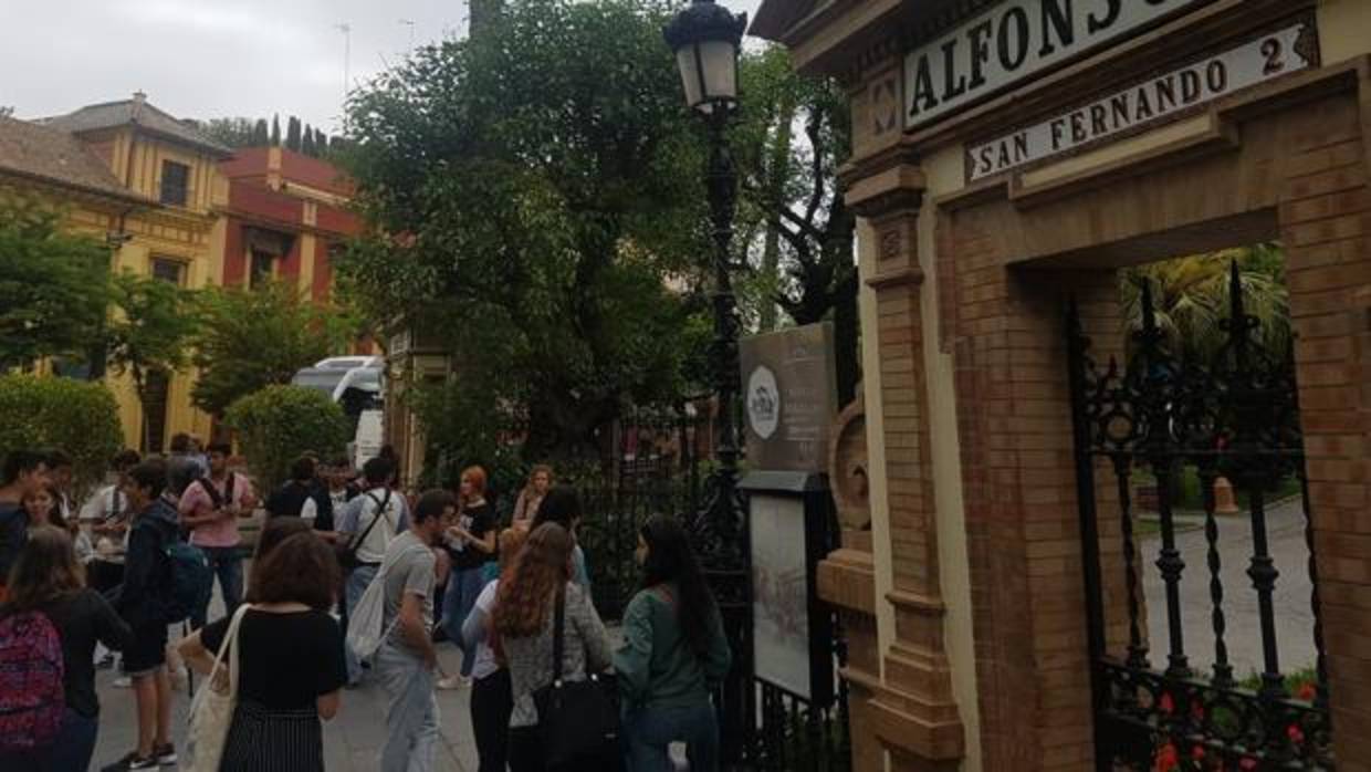 Fans esperan en el Hotel Alfonso XIII a que salgan los actores de «Juego de Tronos»