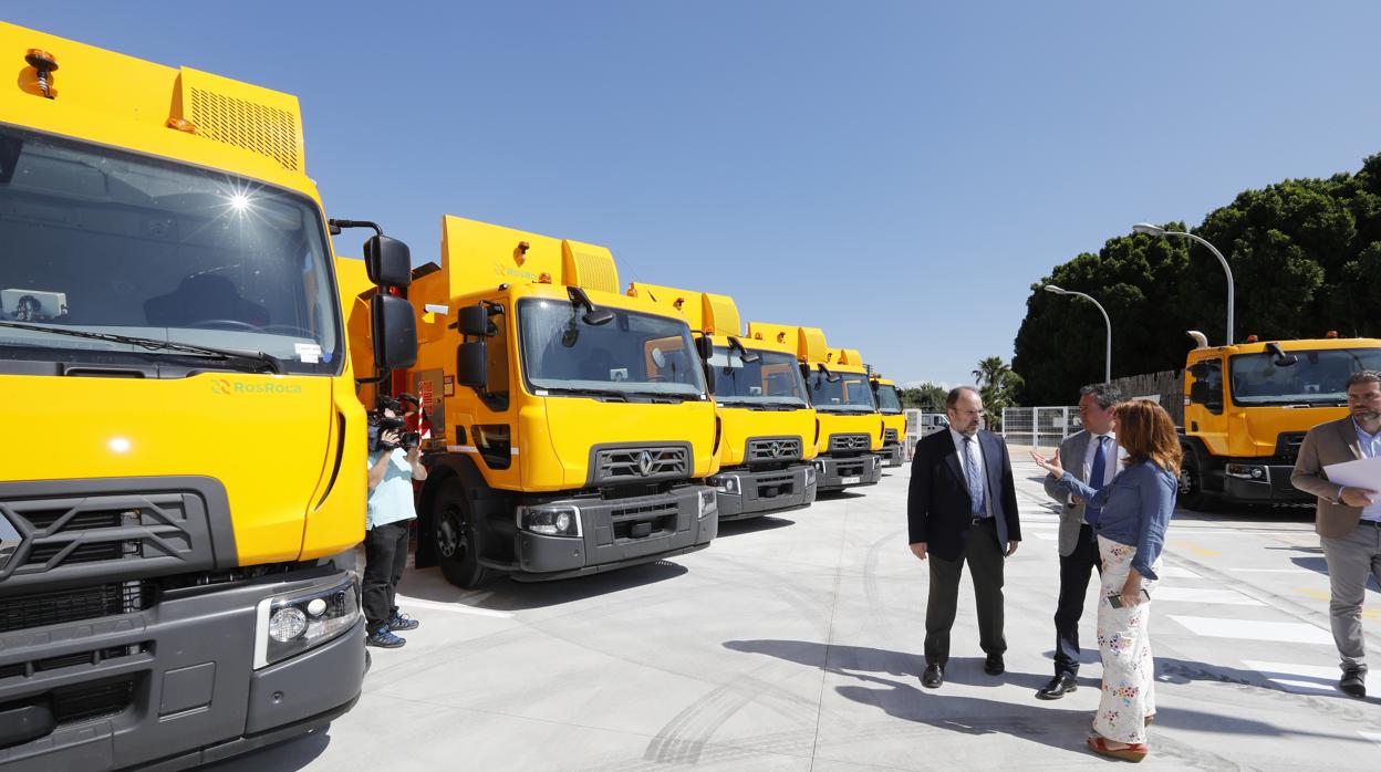 El alcalde ante la nueva flota de camiones de Lipasam