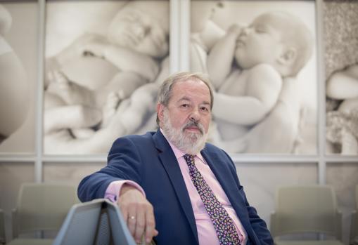 El nuevo presidente del Colegio de Médicos denuncia los contratos basura que tienen muchos médicos en Andalucía y la diferencia de salarios entre médicos de España