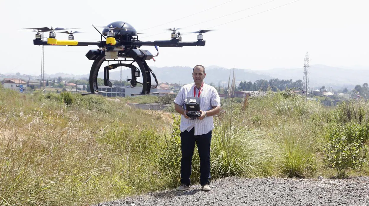 Un profesional de los drones, manejando uno de ellos