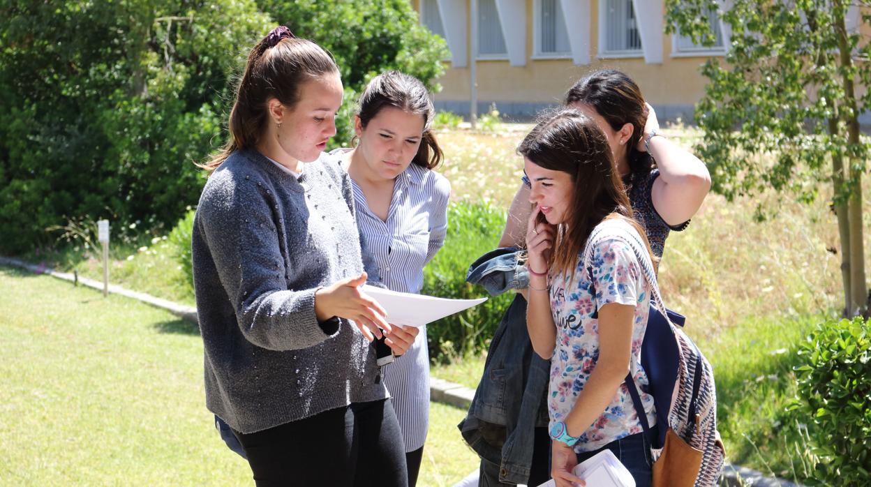 Estudiantes repasan antes de uno de los exámenes de la PEvAU