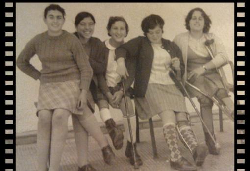 Lola Maya es la tercera por la izquierda, junto con otras pacientes, a finales de los 60