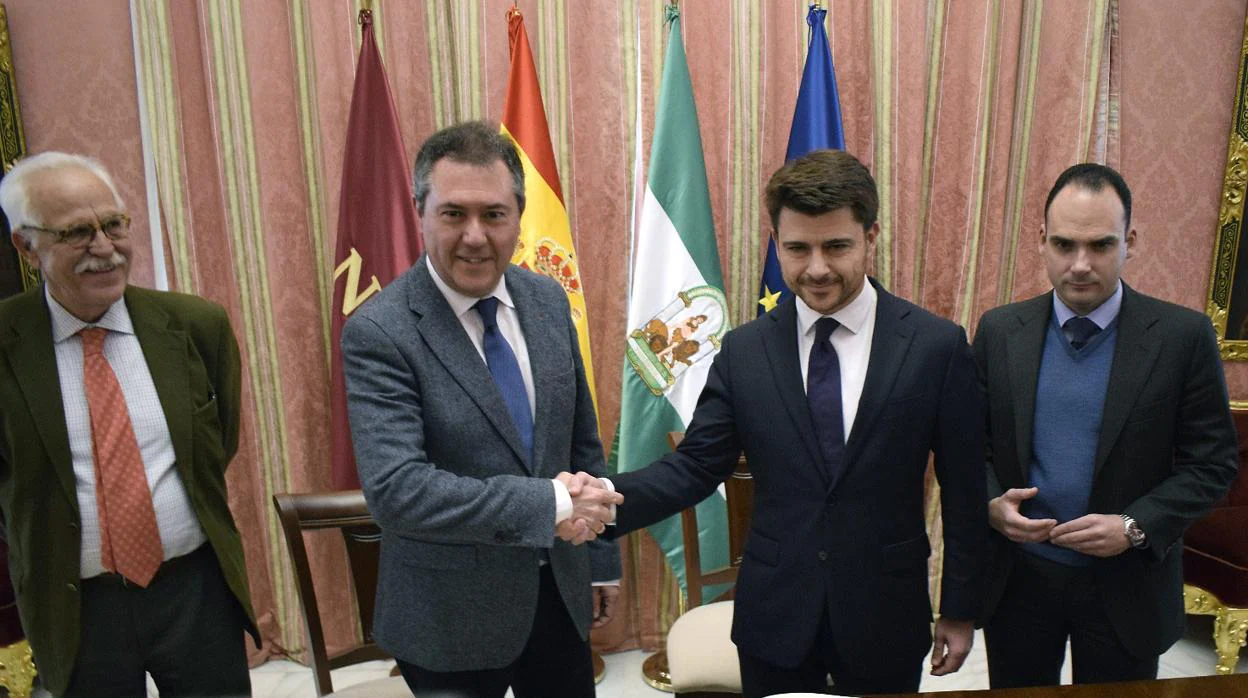 Juan Espadas y Beltrán Pérez, sellando el pacto para los presupuestos