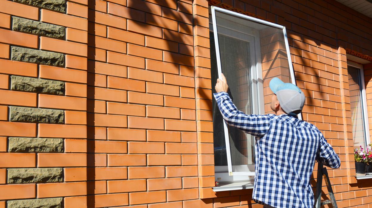Las mosquiteras en las ventanas es una de las medidas para prevenir picaduras