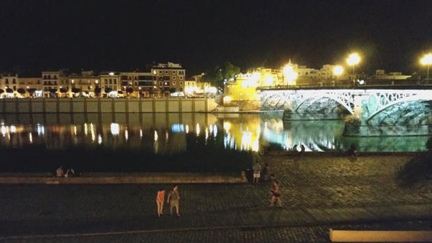 El Muelle de la Sal, un refrescante «balcón» de Sevilla a Triana