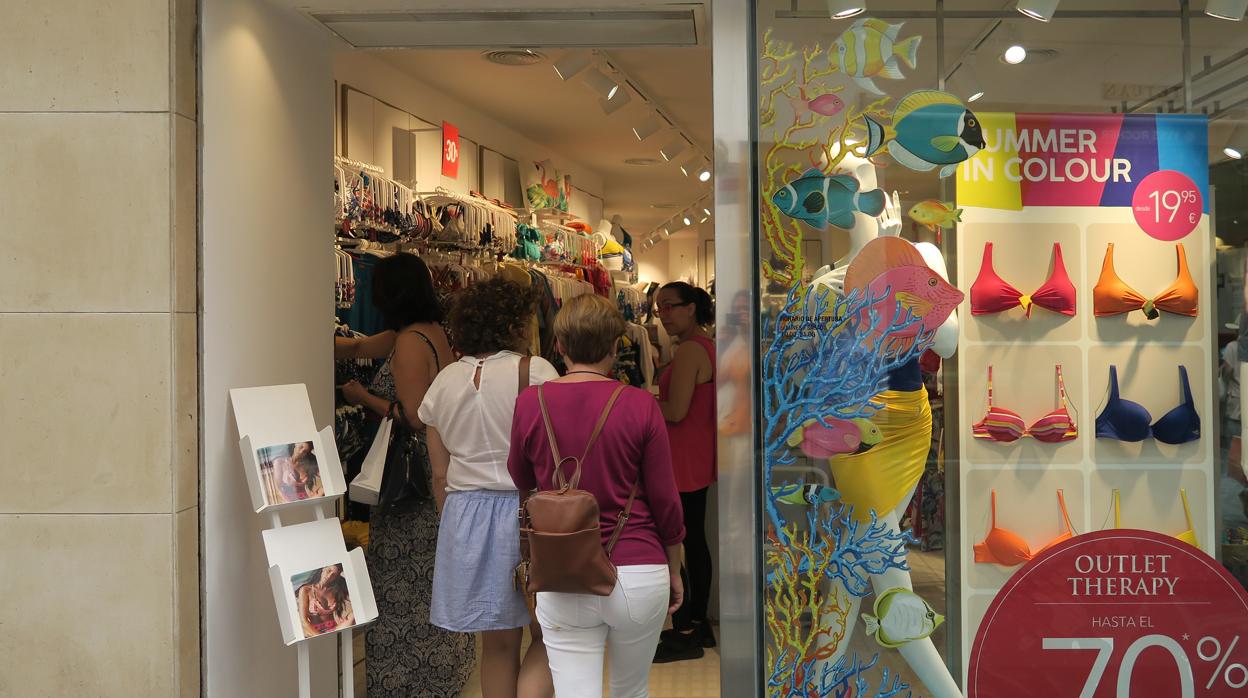 Un comercio con rebajas de hasta el 70 por ciento