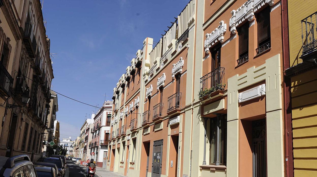 El edificio del antiguo garaje Laverán ubicado en la calle Baños