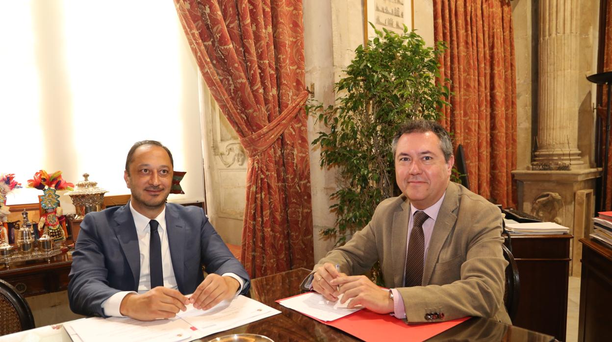 Alfonso Rodríguez Gómez de Celis y Juan Espadas, en el Ayuntamiento