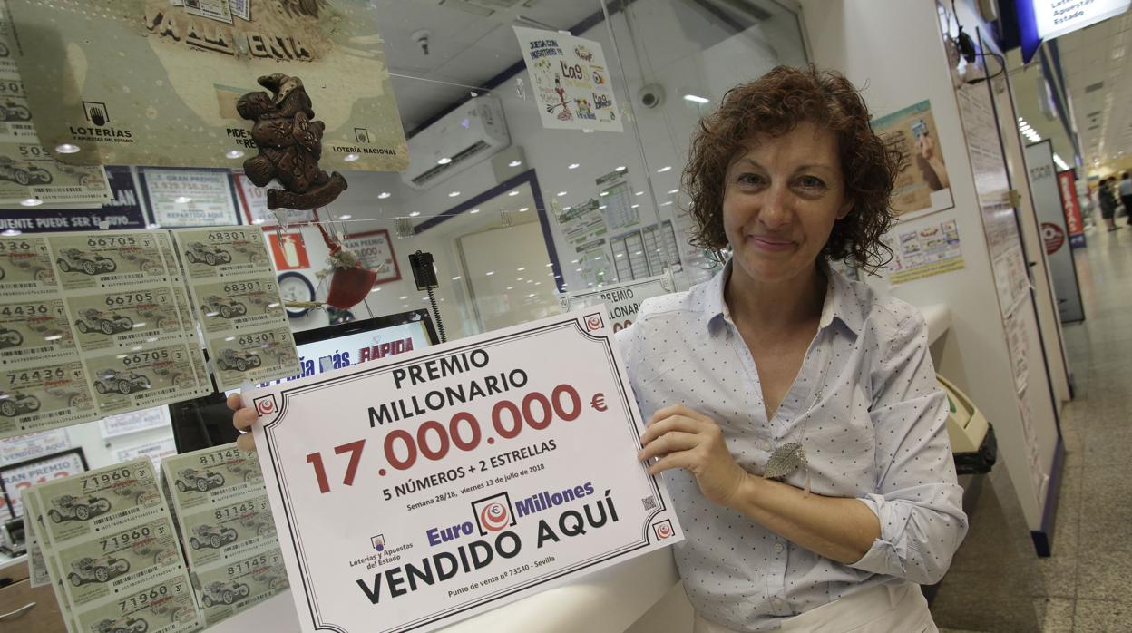 La encargada de dar los 17 millones de euros, Mari Ángeles Chacón