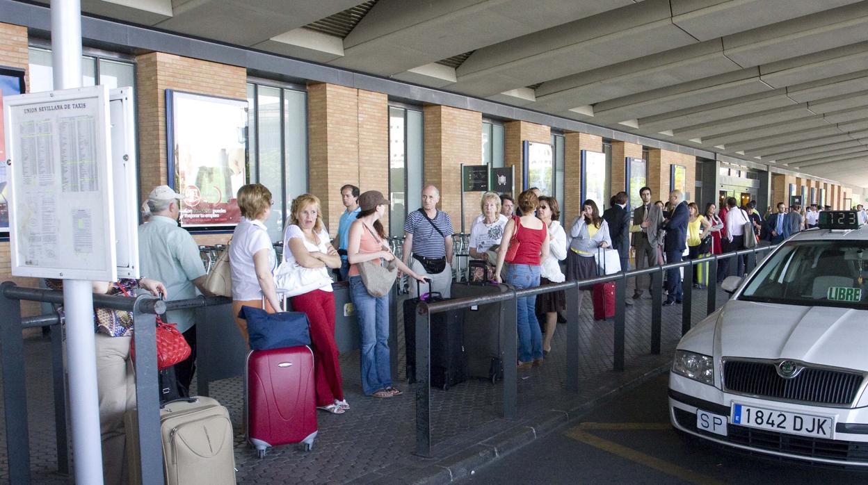 Turistas en la parada de taxis de la estación de Santa Justa