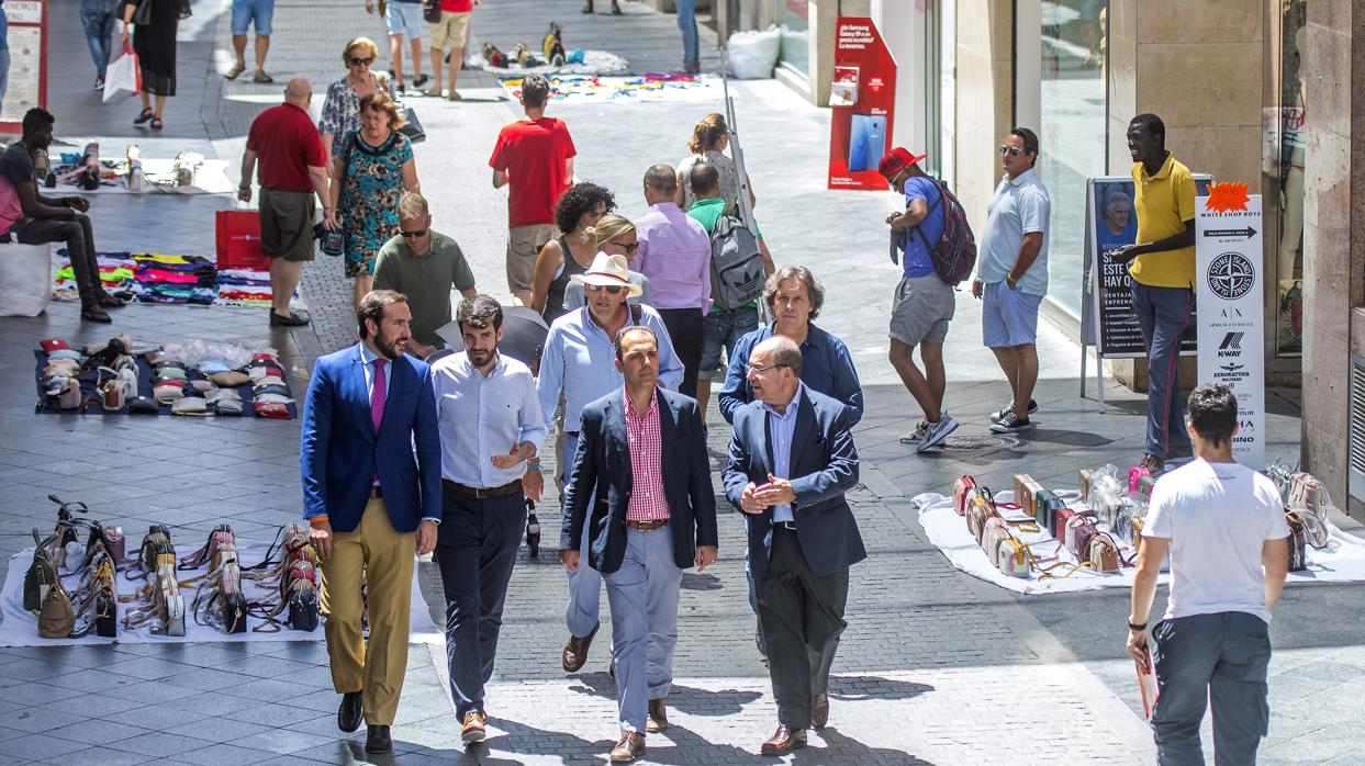 Javier Millán, portavoz de Ciudadanos, camina por la calle Tetuán con concejales y comerciantes