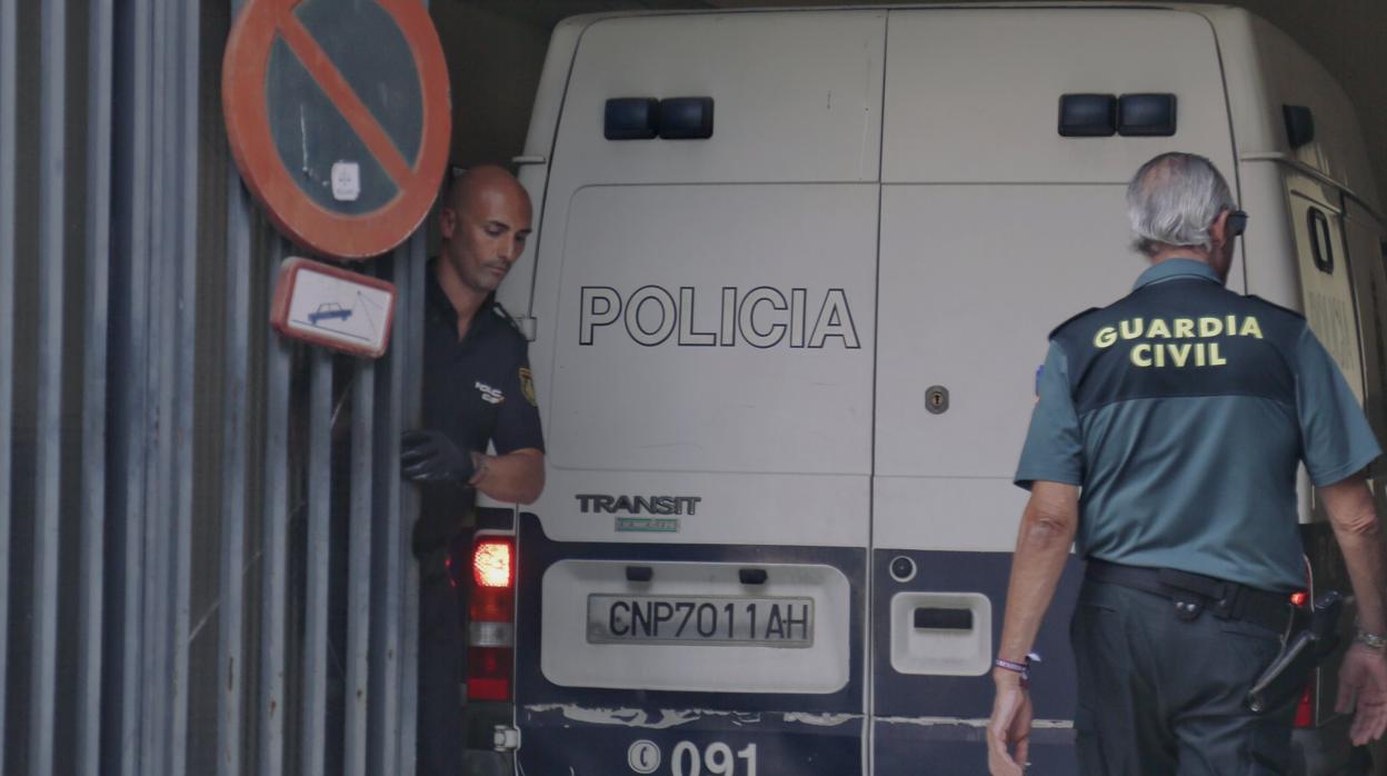 El furgón que traslada a Ángel Boza, a su llegada a los juzgados