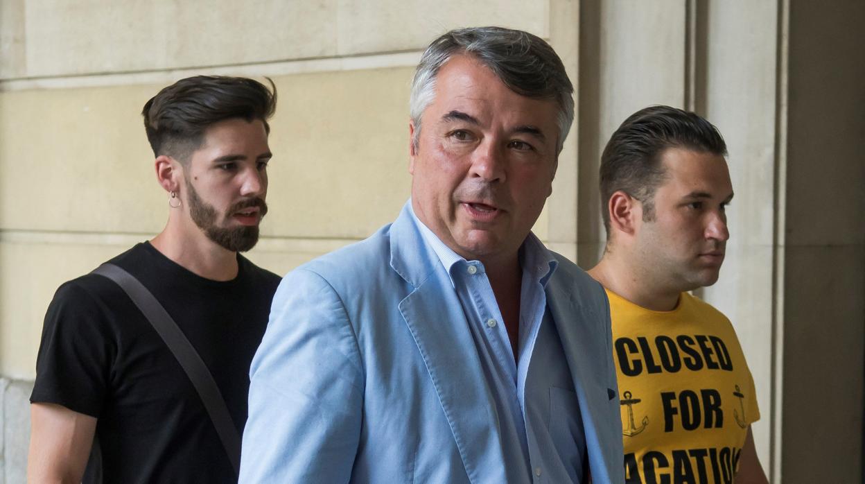 El letrado Agustín Martínez, flanqueado por Jesús Escudero y José Ángel Prenda