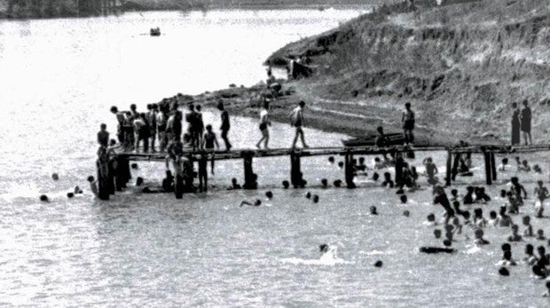 Así se bañaban los sevillanos en la Playa de María Trifulca