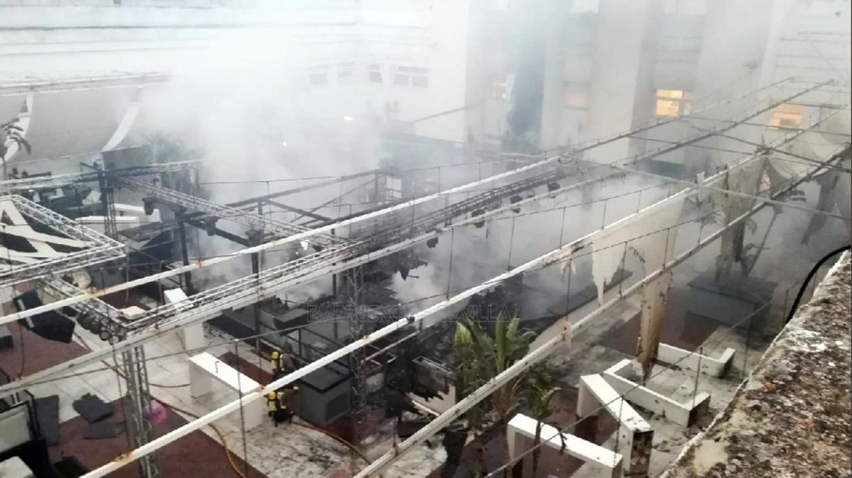 Declarado un incendio en una discoteca de la Isla de la Cartuja en Sevilla