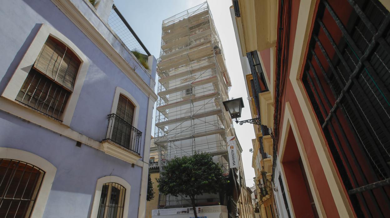 La torre de San Bartolomé recubierta de andamios