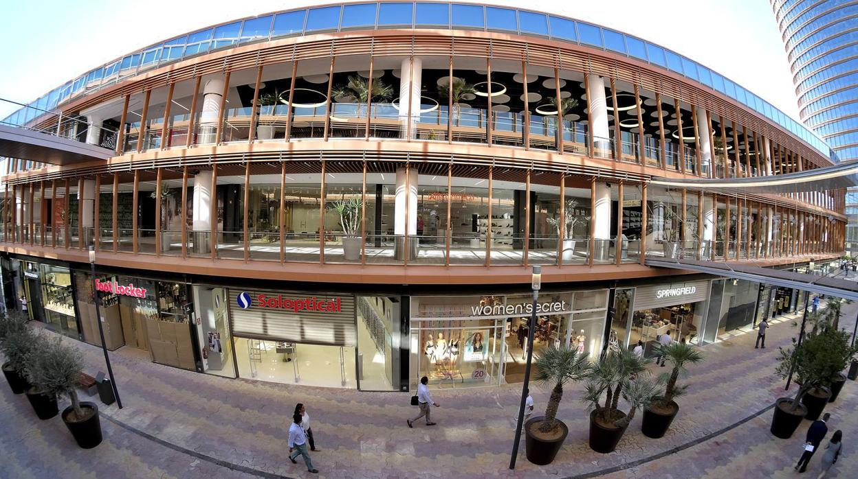 Preparativos, en la mañana de este martes, para la inauguración del centro comercial Torre Sevilla