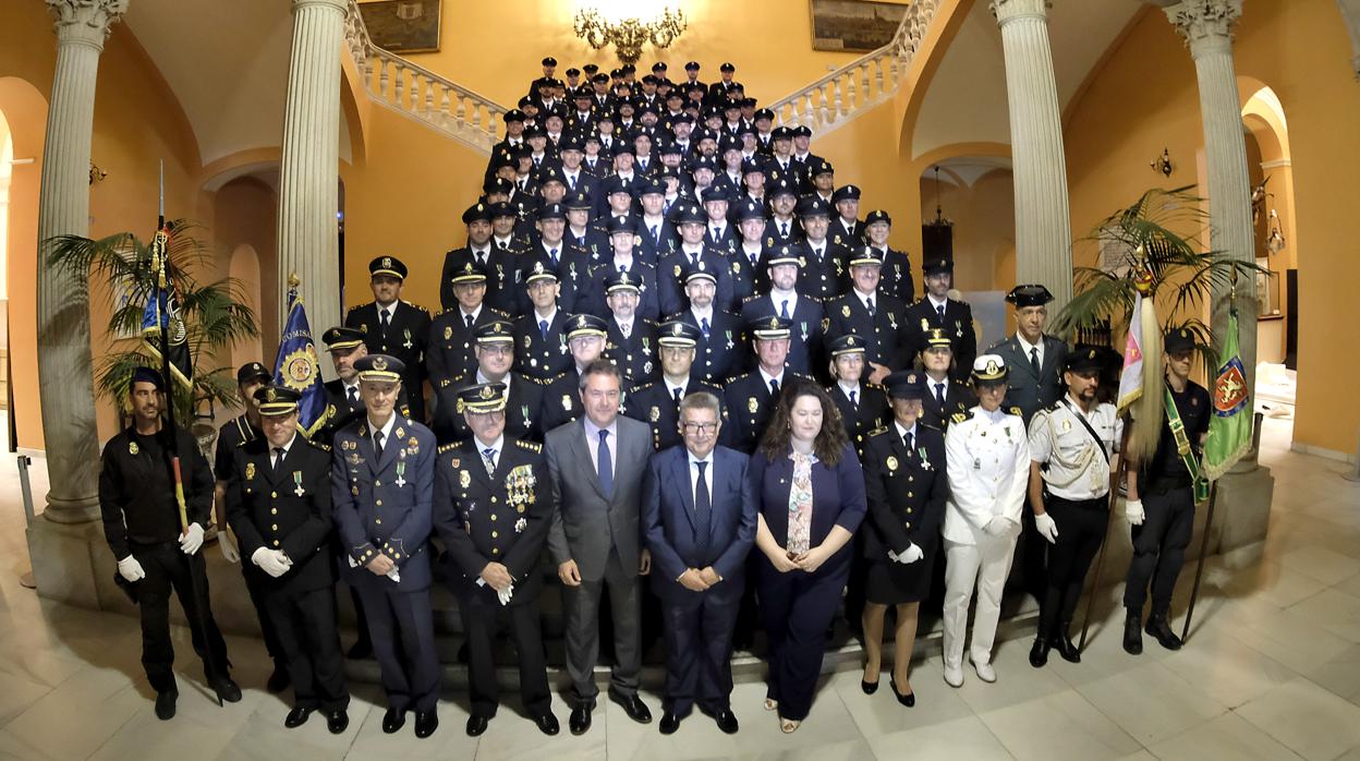 Los condecorados posan con el alcalde, el comisario provincial y el subdelegado del Gobierno