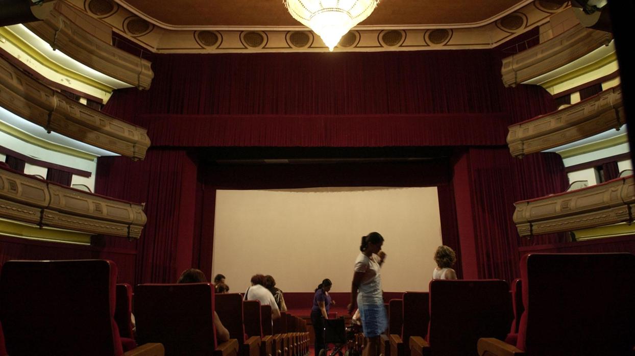 El Cine Lloréns, del arquitecto José Espiau y Muñoz, fue construido en 1913 y hoy acoge un salón recreativo