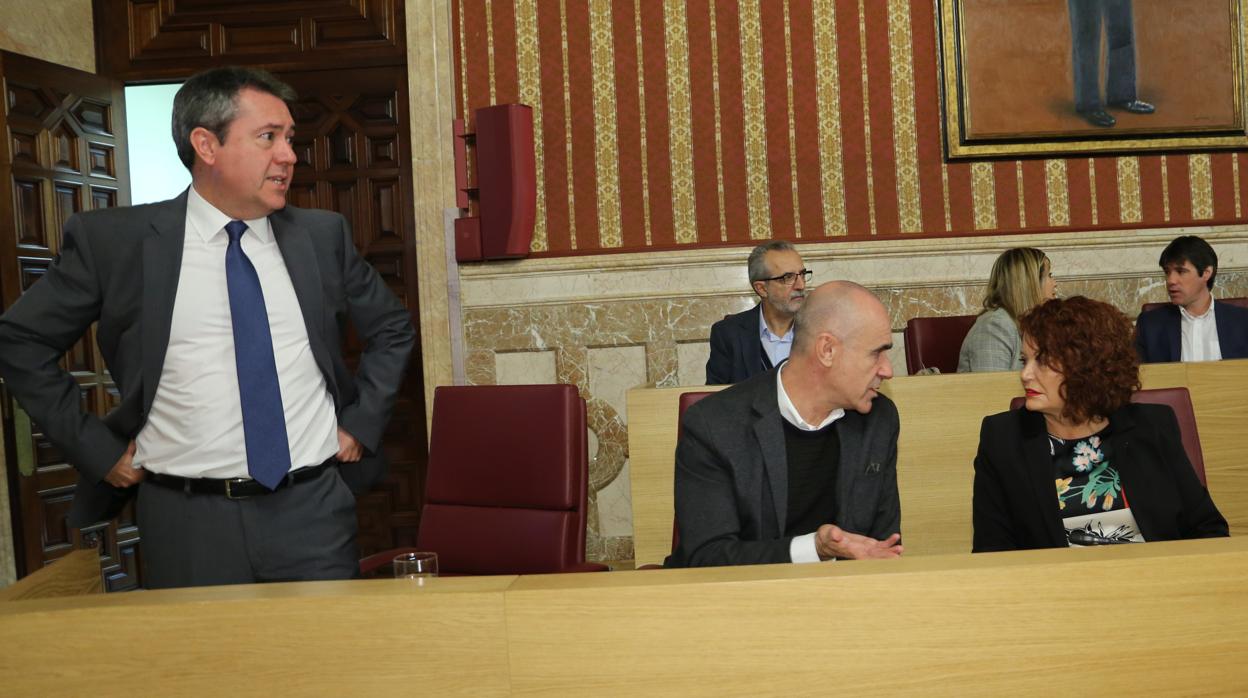 Espadas, en el pleno junto a sus concejales Muñoz y Castaño