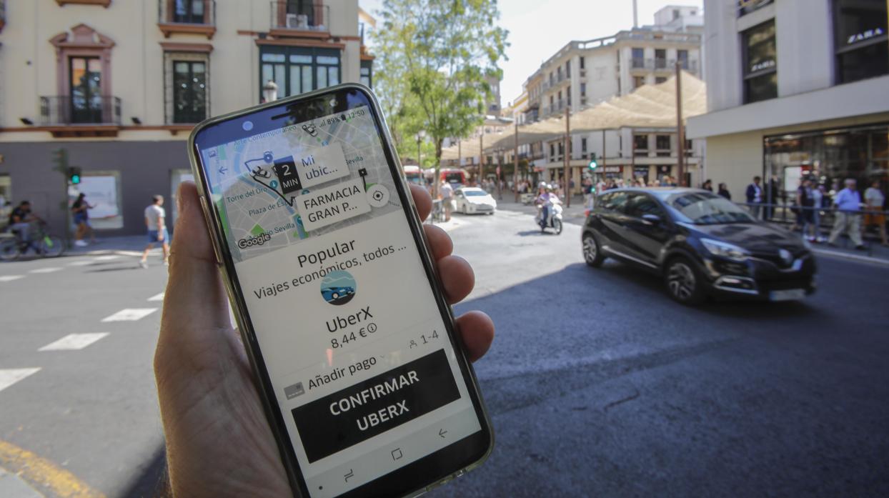 Un usuario contrata un servicio de Uber en el Centro de Sevilla