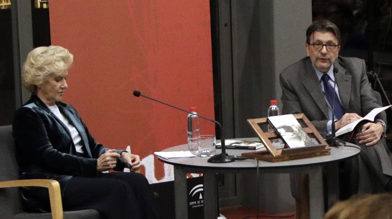 Soledad Becerril e Ignacio Camacho durante la presentación de «Años de soledad»