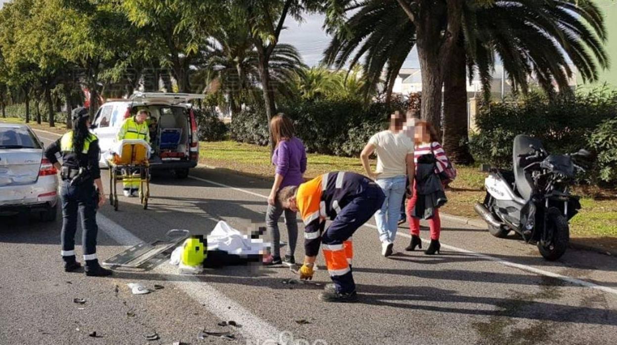 El motorista herido tras una colisión en la avenida de Andalucía en Sevilla