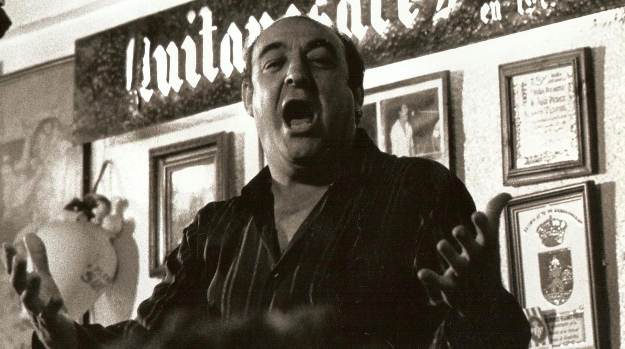 Pepe Peregil cantando encima de la barra de su taberna, Quitapesares