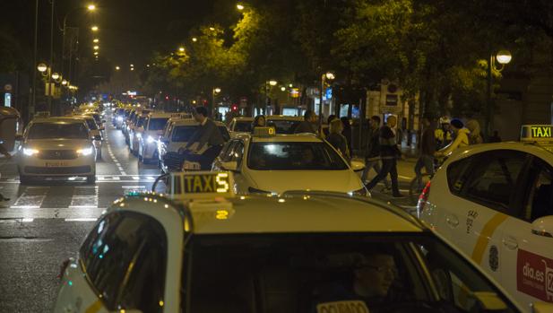 Primera manifestación de taxistas por la Ronda de Capuchinos