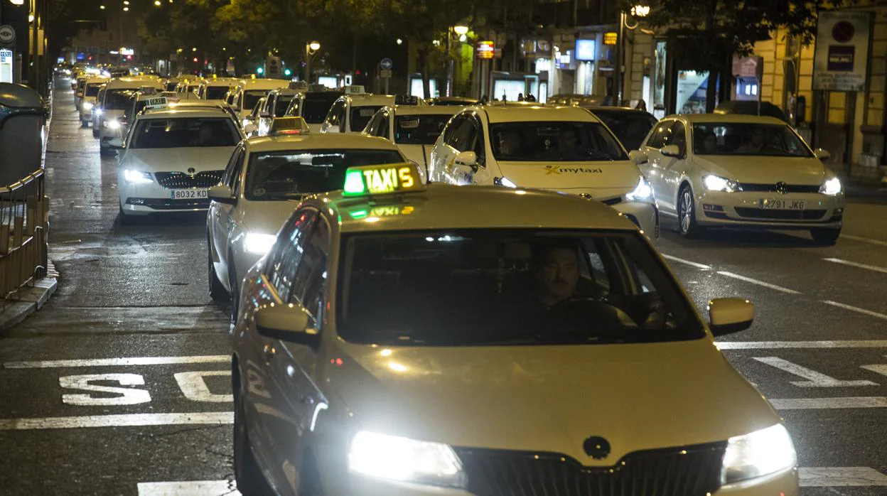 Manifestación de los taxistas a su paso por la Ronda Histórica