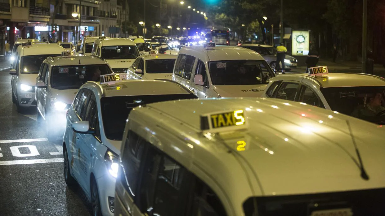 Protesta de los taxistas de Sevilla en contra de los vehículos de alquiler con conductor