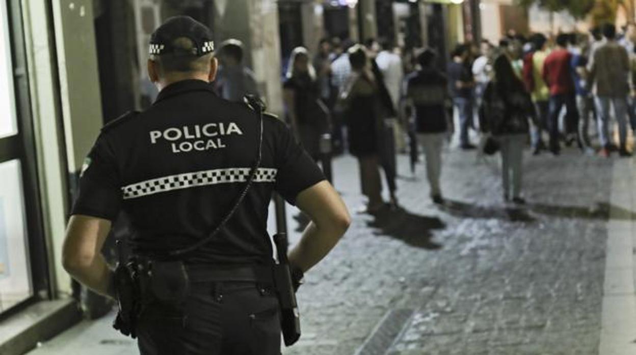 Detenida una mujer en Sevilla por abandonar a sus hijos menores en el coche para irse de copas