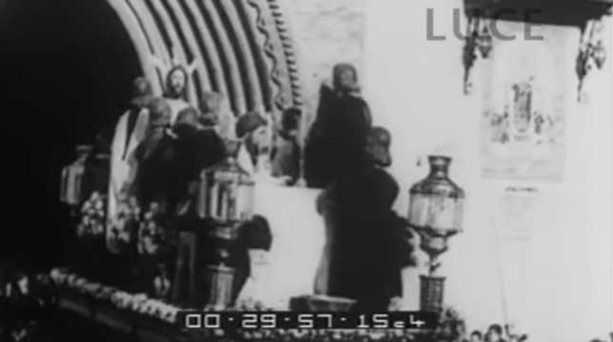 Sale el paso de la Sagrada Cena con el Cristo de Manuel Gutiérrez Cano y el apostolado de Gisbert en 1934