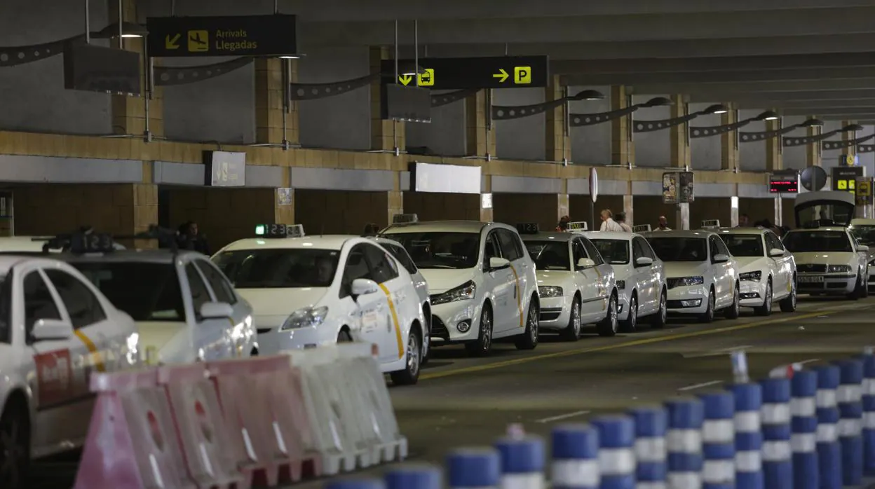 Taxistas en el aeropuerto de Sevilla VANESSA GÓMEZ