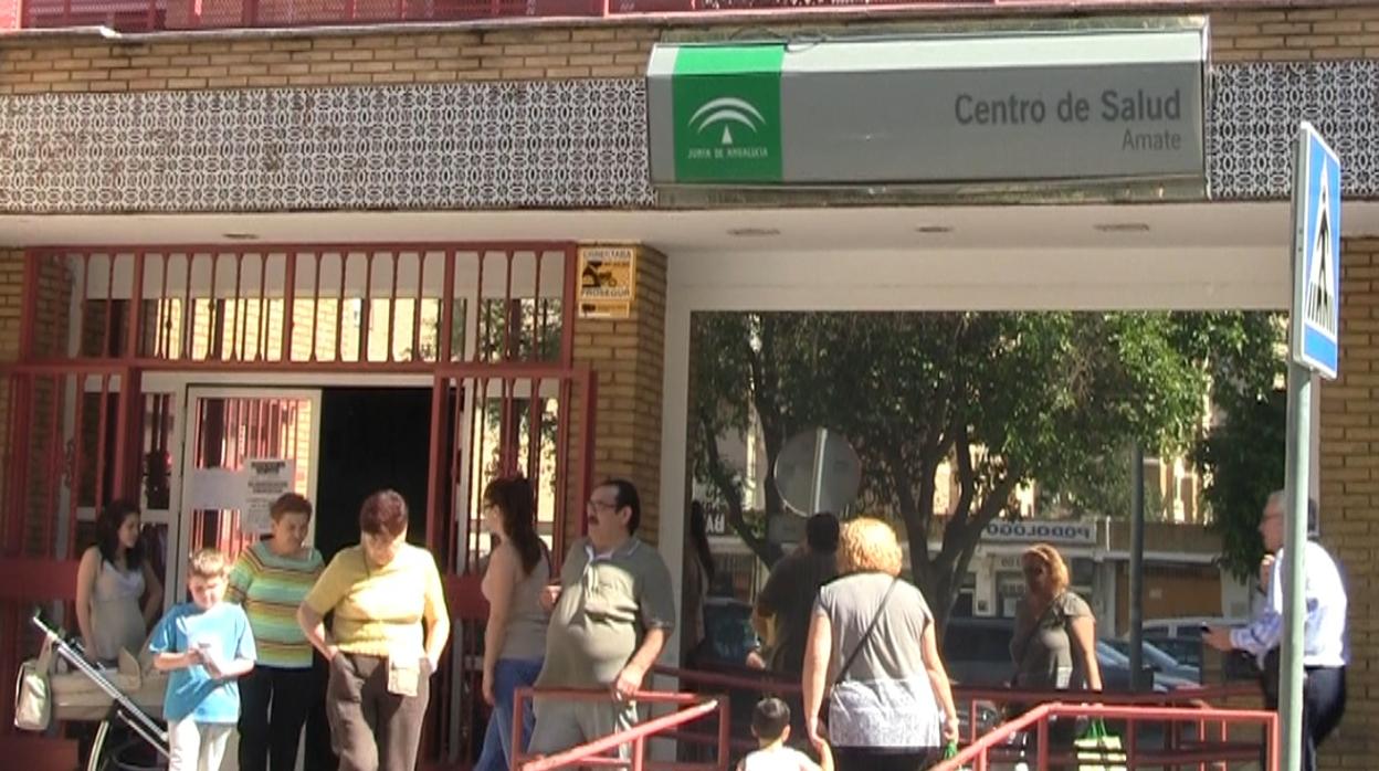 Acceso principal del ambulatorio de Amate