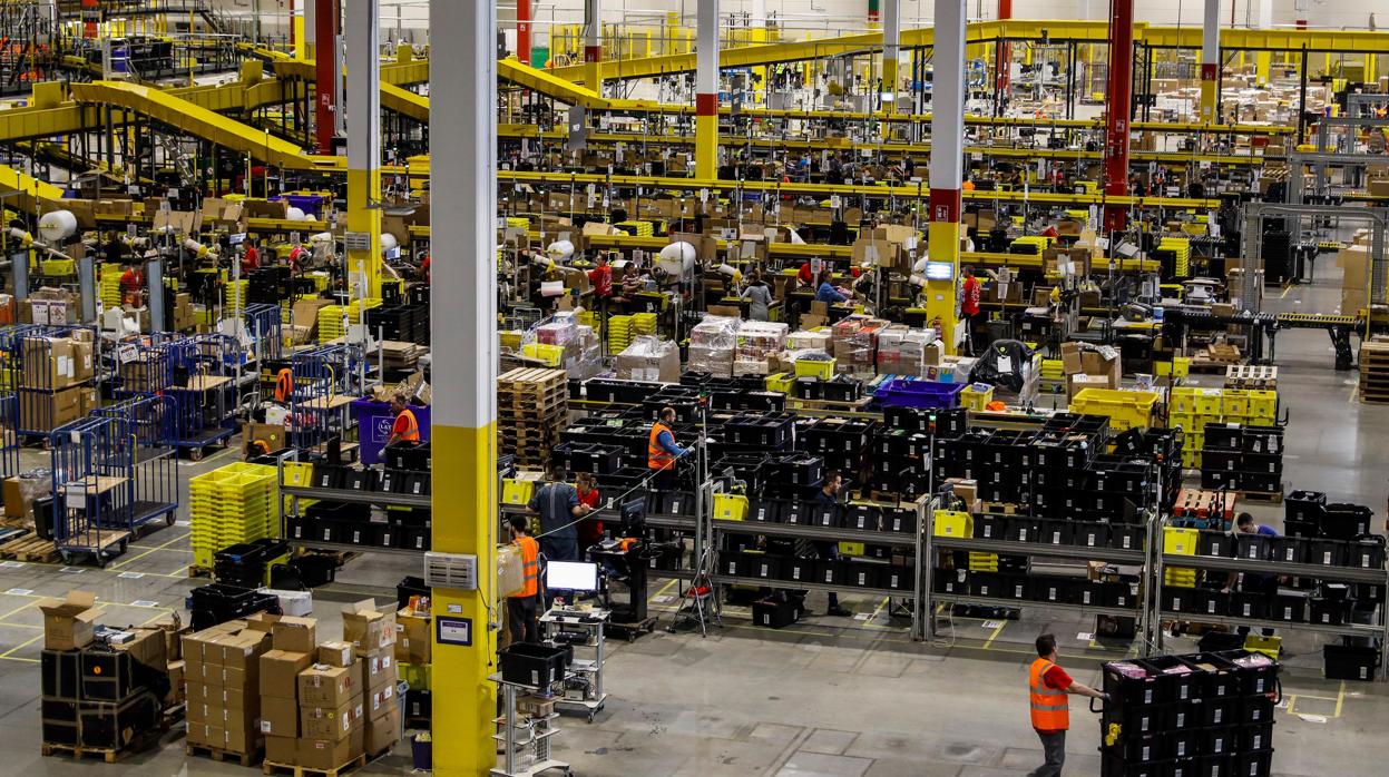 Interior de uno de los almacenes de Amazon en España