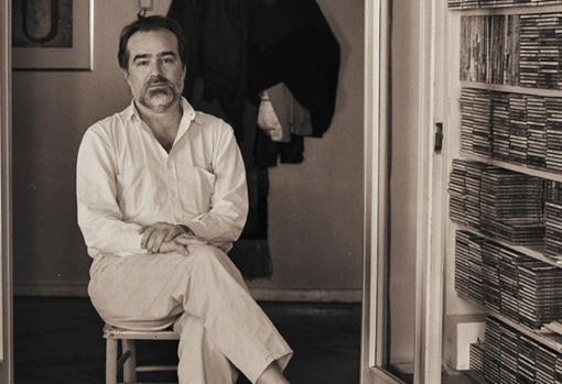 Gonzalo García Pelayo, junto a una estantería repleta de CD's de música